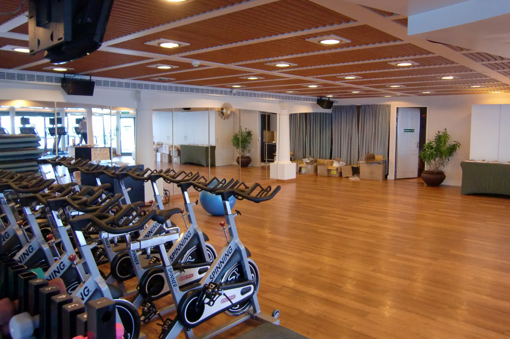 Modernes Fitnesscenter mit Spinning-Bikes und Cardio-Geräten auf der Grand Princess.