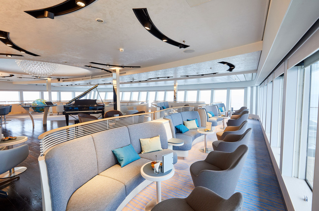 Weitläufige Observation Lounge mit Flügel, Globus, geschwungenen Sofas und raumhohen Panoramafenstern