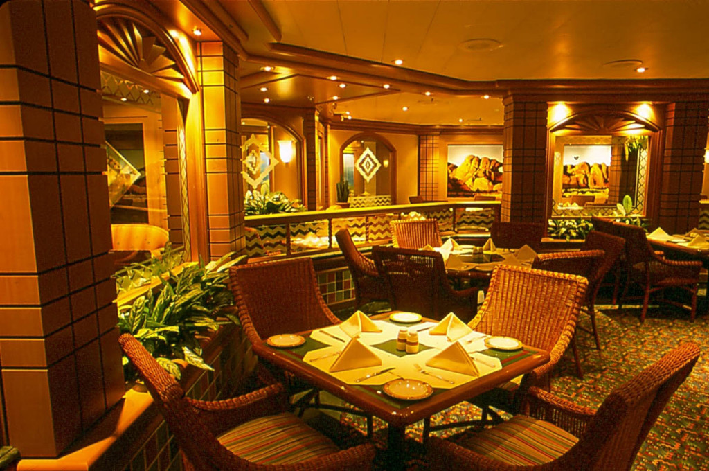 Exklusives Restaurant mit Kunstwerken und elegantly dekorierten Tischen auf der Island Princess.