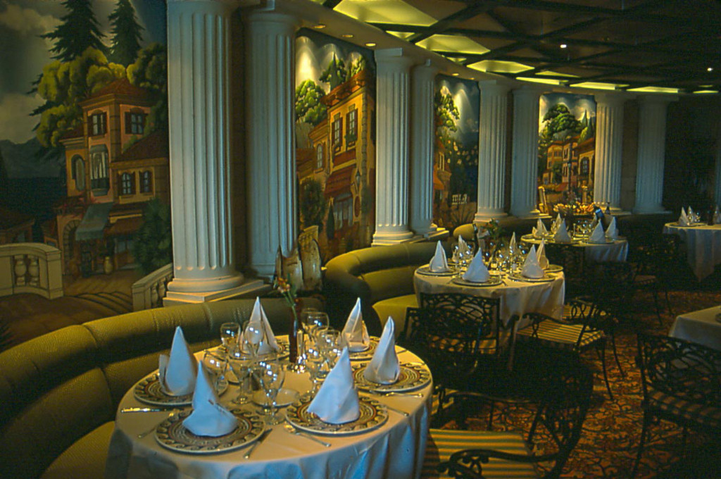 Sabatini's Spezialrestaurant mit toskanischen Kunstwerken und feierlich gedeckten Tischen auf der Island Princess.