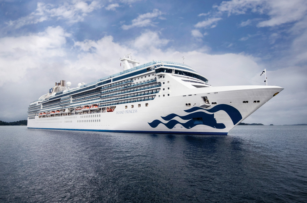 Island Princess Kreuzfahrtschiff mit Wellen-Logo auf dem Rumpf im Meer.