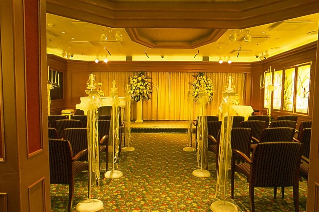 Elegante Hochzeitskapelle mit Altar, Goldbeleuchtung und feierlicher Dekoration auf der Island Princess.
