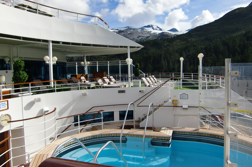 Island Princess ankert vor schneebedeckten Bergen und Gletscherlandschaft in Alaskas Inside Passage.