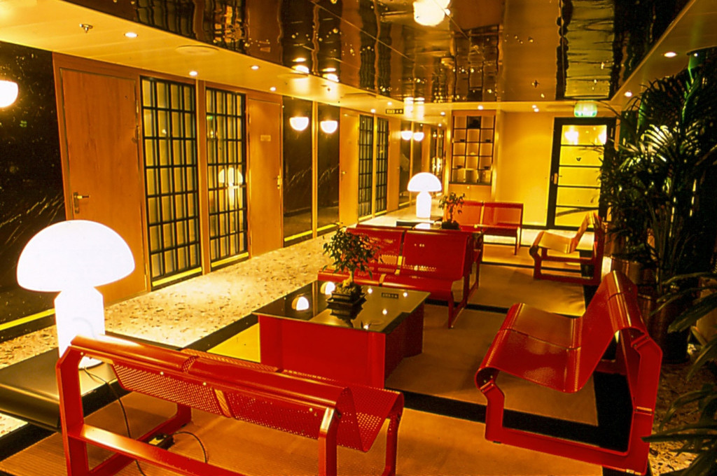 Lotus Spa Wellness-Lounge mit roten Möbeln und warmer Beleuchtung auf der Island Princess.