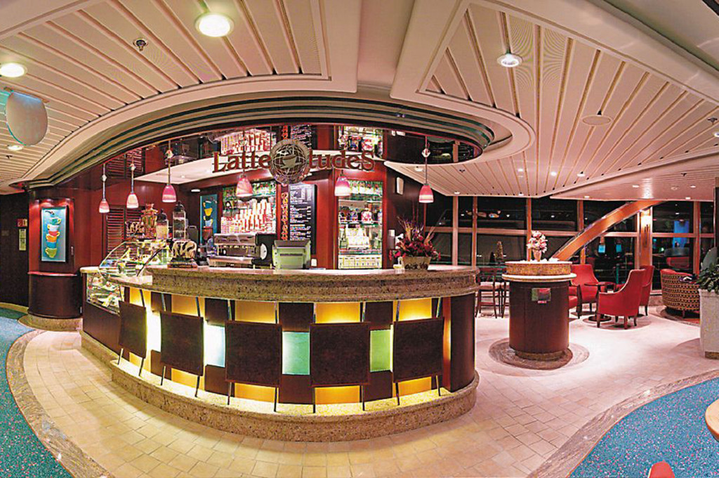 Kaffeebar Latte-tudes mit geschwungener Theke, Vitrine und Sitzecken auf einer Promenade an Bord.