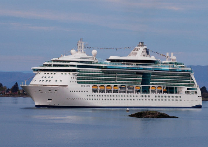 Großes Hochseekreuzfahrtschiff in Fahrt auf dem Meer.