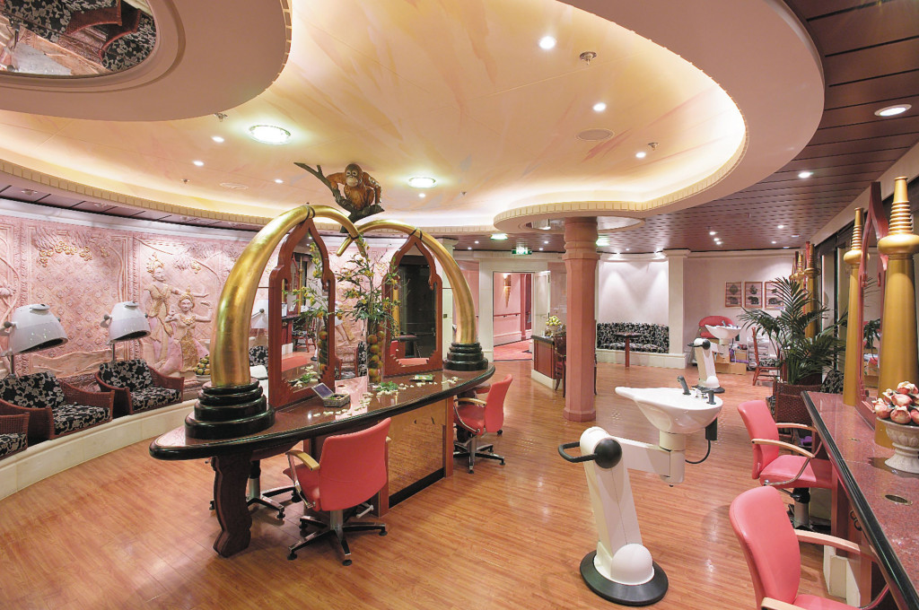 Friseur- und Beautysalon im Spa-Bereich mit Frisierplätzen, Spiegeln und Waschbecken in orientalischer Gestaltung.