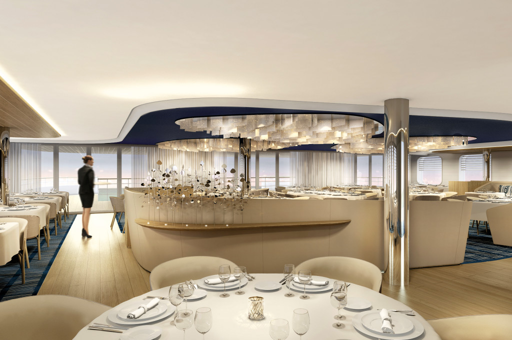 Panorama Restaurant mit runden Tischen, skulpturalem Kronleuchter und Meerblick an Bord der Le Bellot.