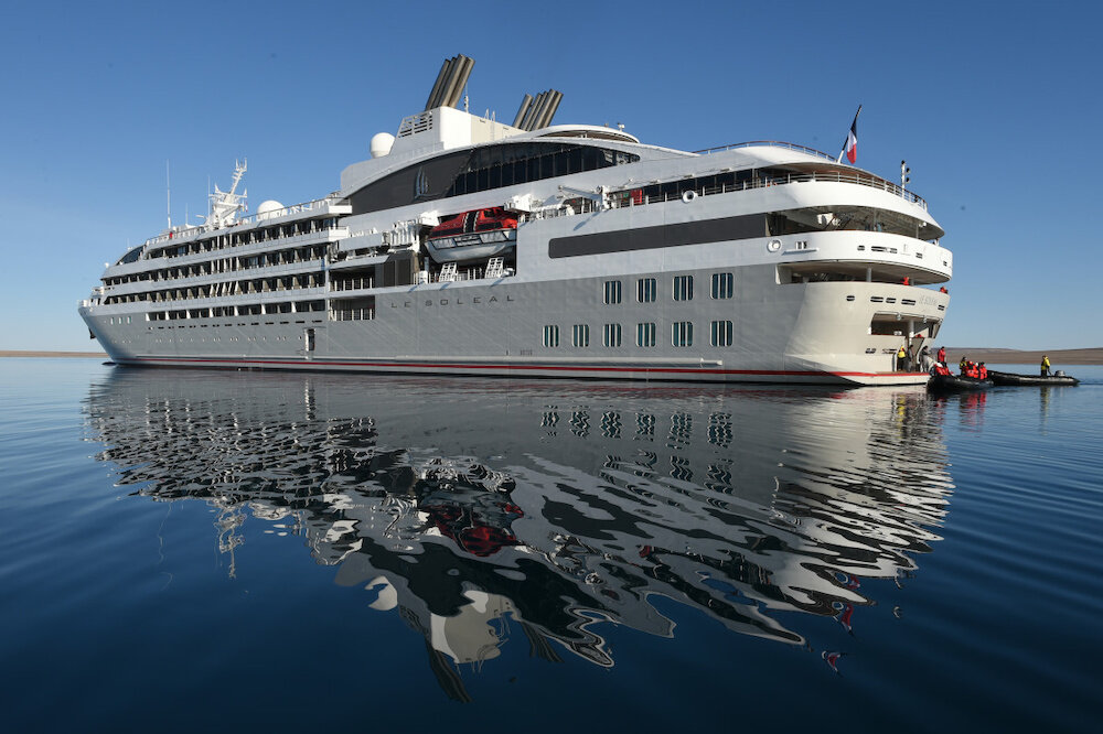 Expeditionskreuzfahrtschiff Le Soleal in ruhigen arktischen Gewässern mit Spiegelung im Wasser