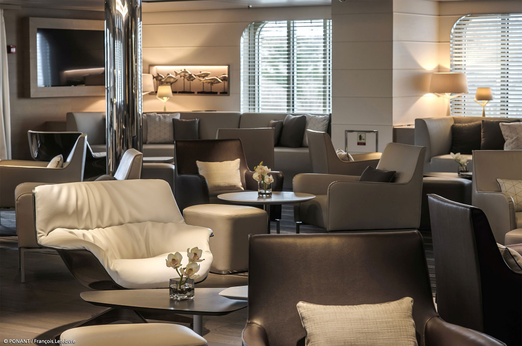 Loungebereich mit Ledersesseln, Sitzgruppen und dezenter Beleuchtung an Bord der Le Soléal.
