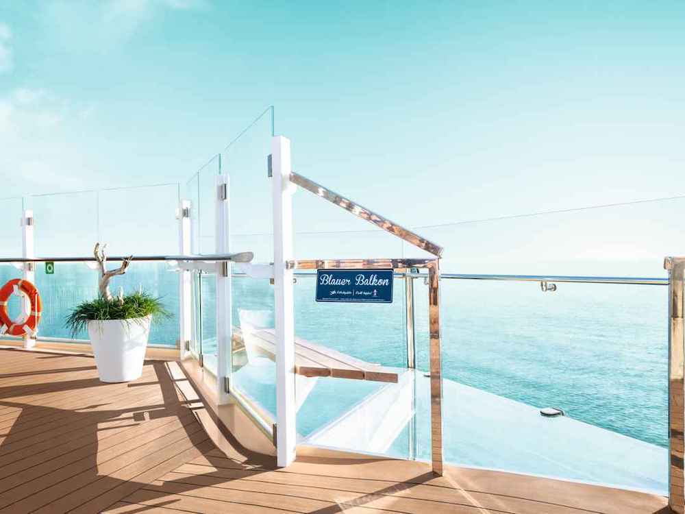 Blauer Balkon mit Liegestühlen und Meerblick auf der Mein Schiff 3.