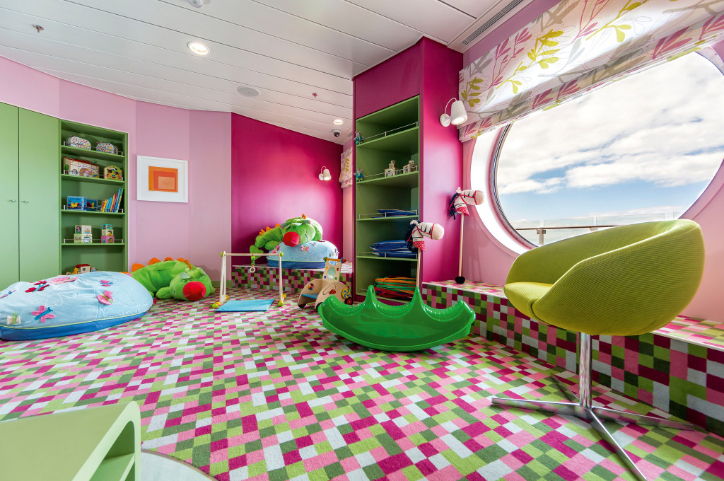 Nest Baby Raum mit farbigen Spielgeräten und Möbeln