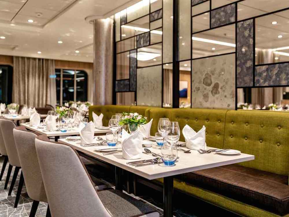 Eleganter Speisesaal Atlantik Klassik mit modernem Design auf der Mein Schiff 3.