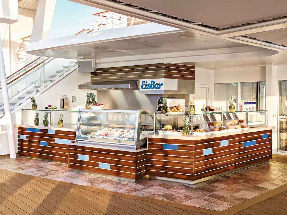 Eisbar-Theke auf dem Außendeck eines Kreuzfahrtschiffes mit Eisvitrinen und tropischer Dekoration