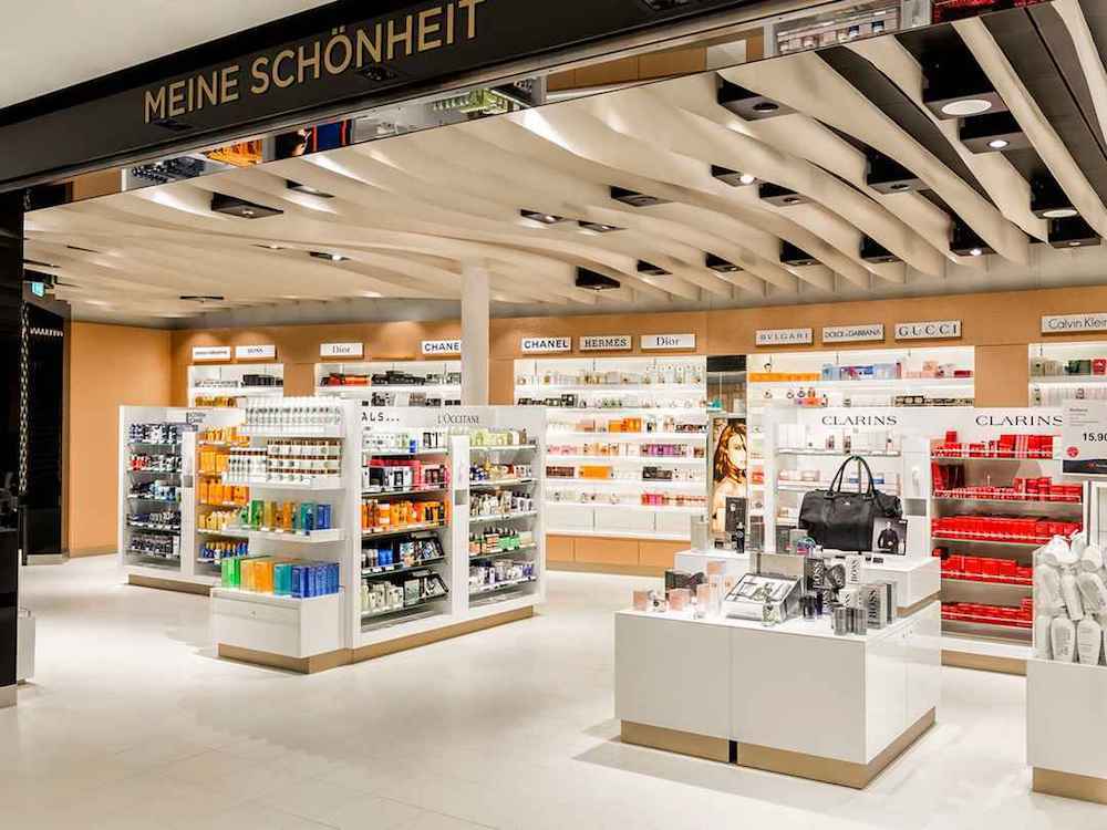 Weitläufige Parfümerie und Kosmetikboutique an Bord mit Luxusmarken und modernen Verkaufsregalen
