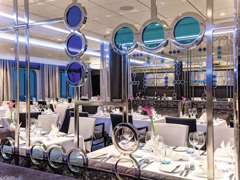 Speisesaal Atlantik Klassik mit gedeckten Tischen auf der Mein Schiff 4.