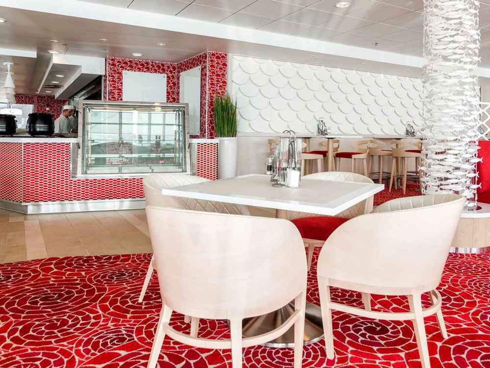 Buffetbereich eines modernen Kreuzfahrtrestaurants mit weißer Schuppenwand, Glasvitrine und Buffetkonsole in Rot-Weiß