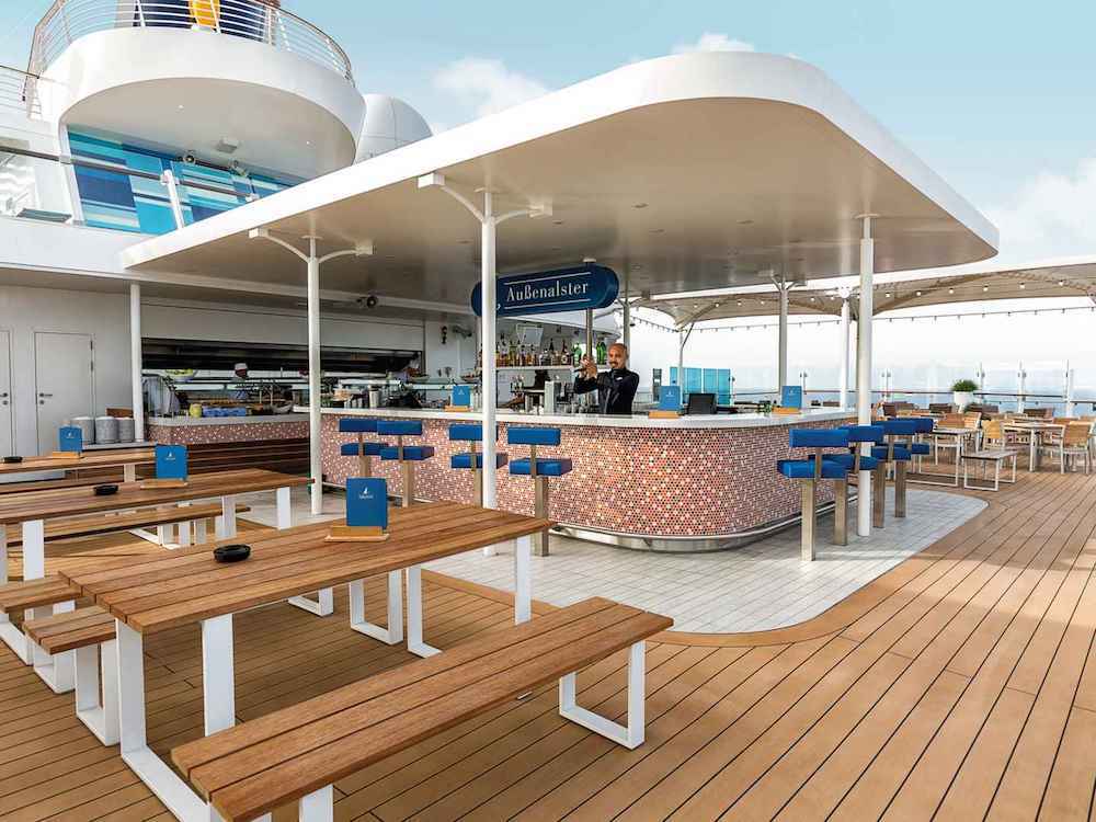 Außenalster Bar & Grill auf der Mein Schiff 4 mit Bardisk und Pooldeckausstattung