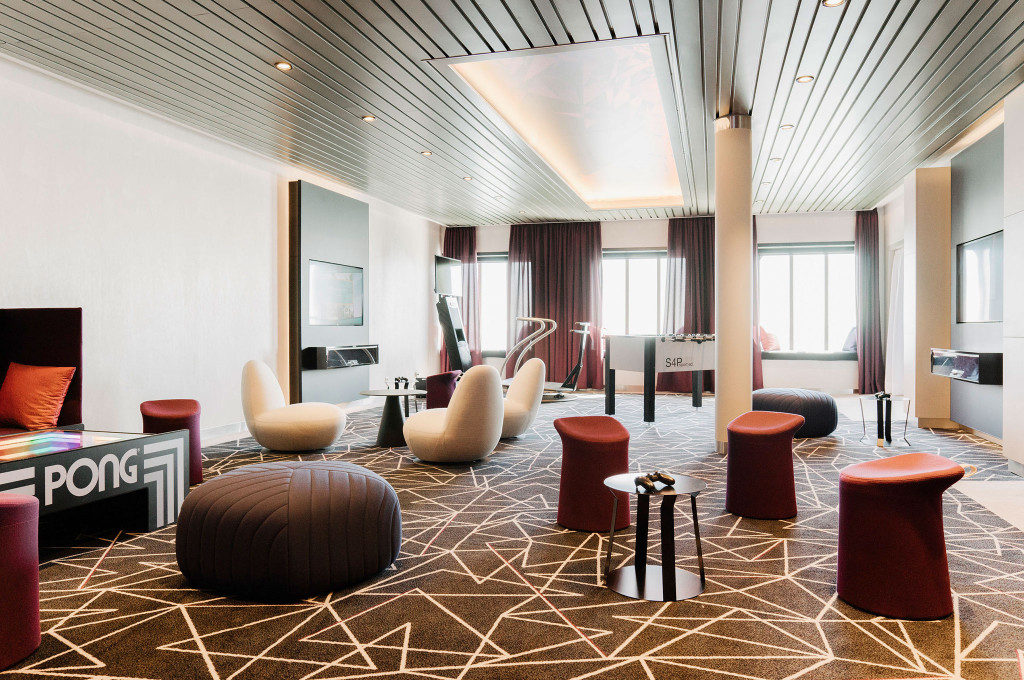 Elegante Einkaufspassage mit Geschäften und modernem Design auf der Mein Schiff 4.