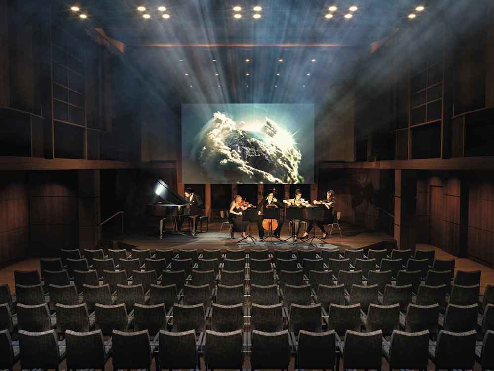 Klanghaus auf der Mein Schiff 4 mit Kammerensemble auf der Bühne, Leinwandprojektion und dramatischer Lichtstimmung