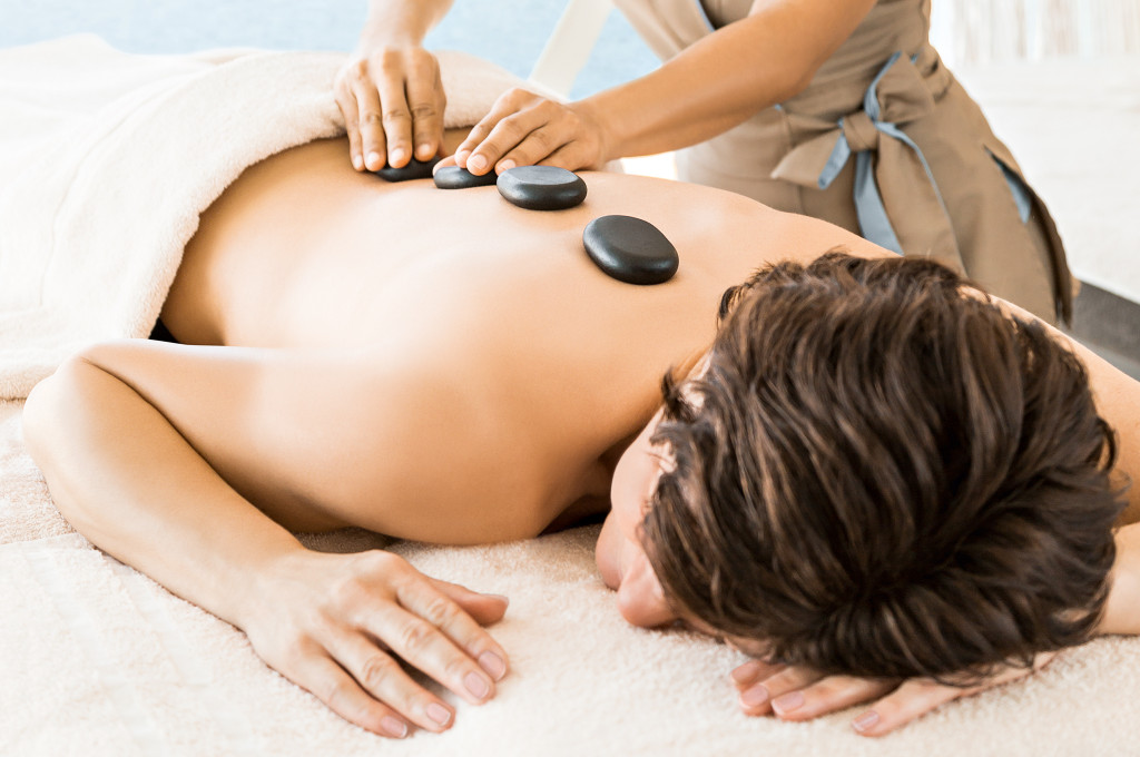 Wellness-Massage-Studio mit professioneller Ausstattung und entspannender Atmosphäre.