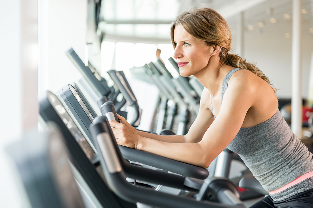 Modernes Fitnesstudio mit Kardiogeräten und Heimtrainern für Ausdauertraining.