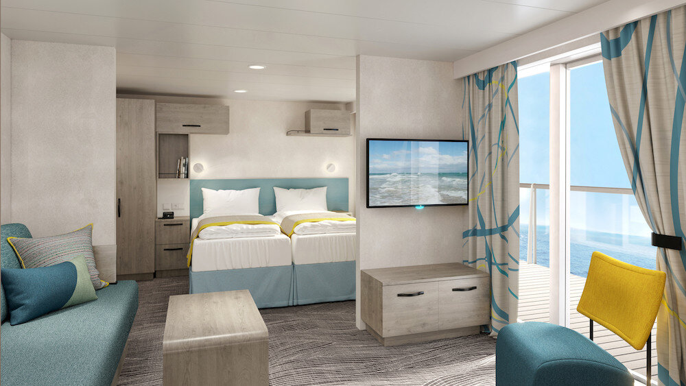 Familienkabine mit Balkon auf der Mein Schiff 7 mit Einzelbetten, Sofa und Balkontür mit Meerblick