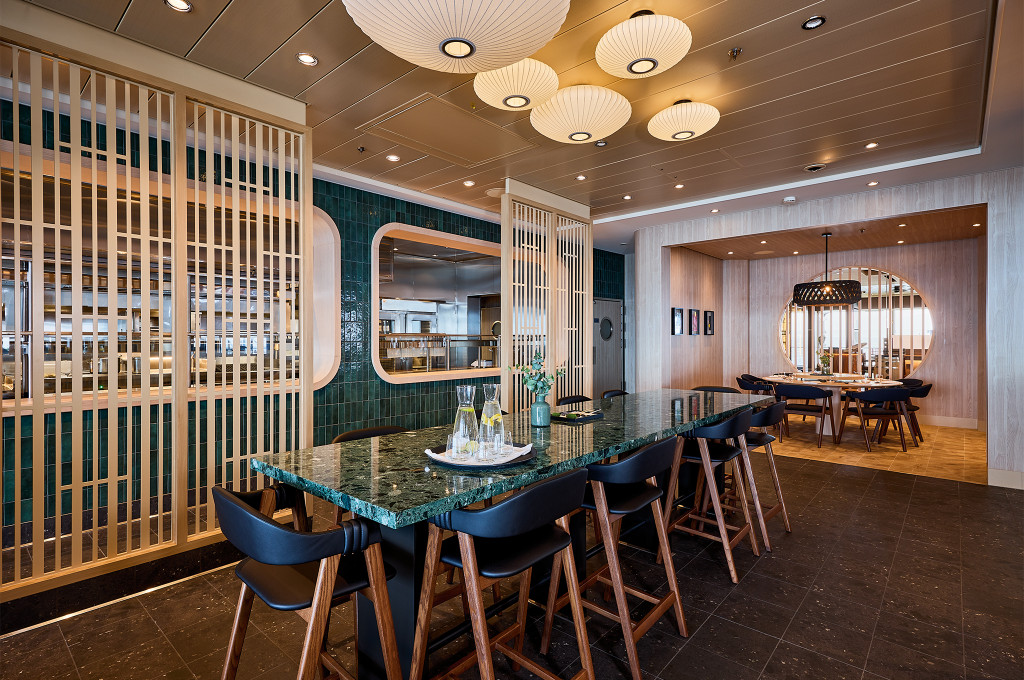 Sushi-Tresen im Hedeki Restaurant mit Barhockern, Papierleuchten und Blick in den Gastraum.