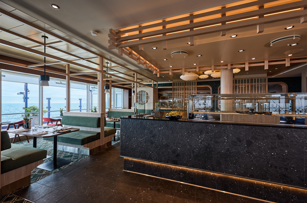 Hedeki Sushi Restaurant mit offener Küche, Sitznischen und großen Panoramafenstern zum Meer.