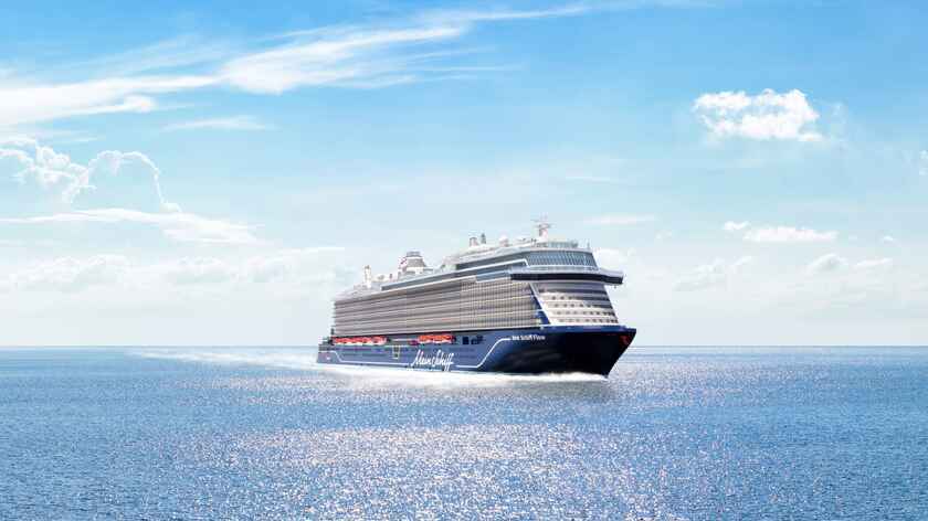 Kreuzfahrtschiff Mein Schiff Flow von vorne mit blauem Rumpf auf offener See