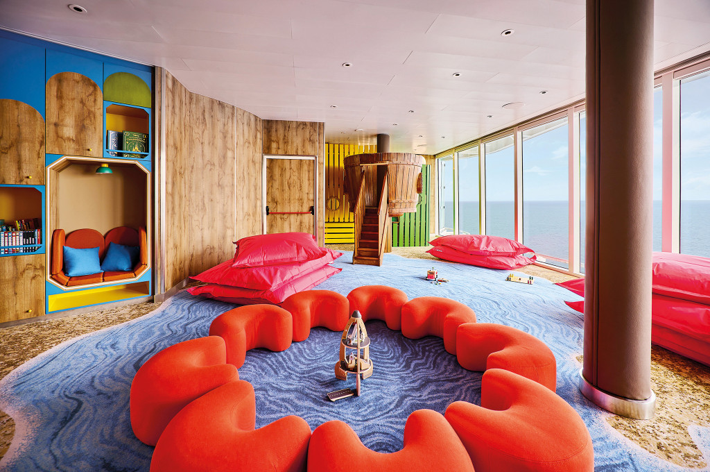 Insel der Seeräuber Kids-Club mit bunten Sitzkissen, Spielelementen und Meerblick auf der Mein Schiff Relax.