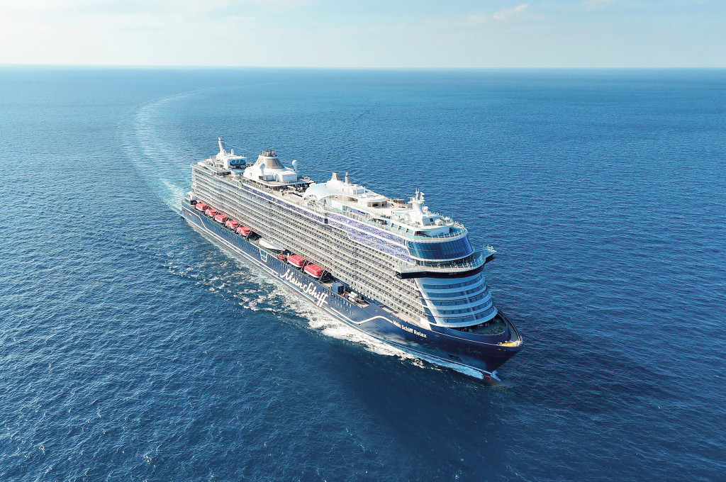Kreuzfahrtschiff Mein Schiff Relax aus der Luftaufnahme auf offener See mit sichtbarer Kielwelle.