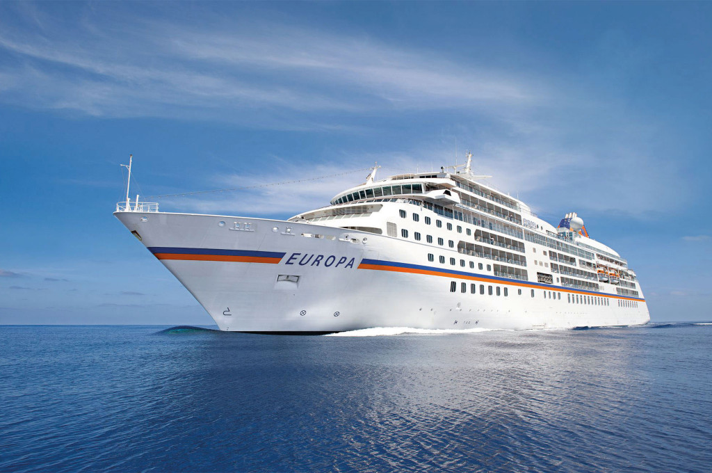 MS Europa von Hapag-Lloyd Kreuzfahrten auf ruhigem blauem Meer, Bugansicht