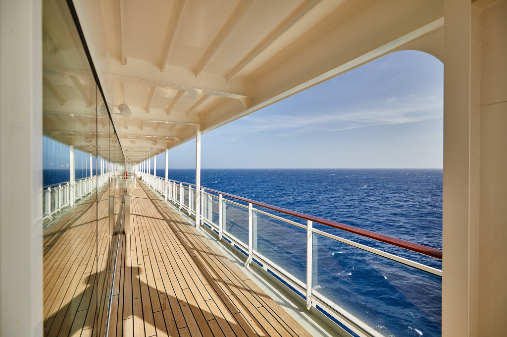 Weitläufige Außenpromenade der MS Europa 2 mit Teakholzboden, weißer Reling und offenem Meerblick