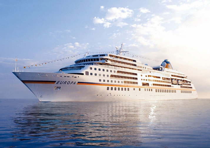 Luxuriöses Kreuzfahrtschiff mit Flaggenschmuck bei ruhiger See in Seitenansicht