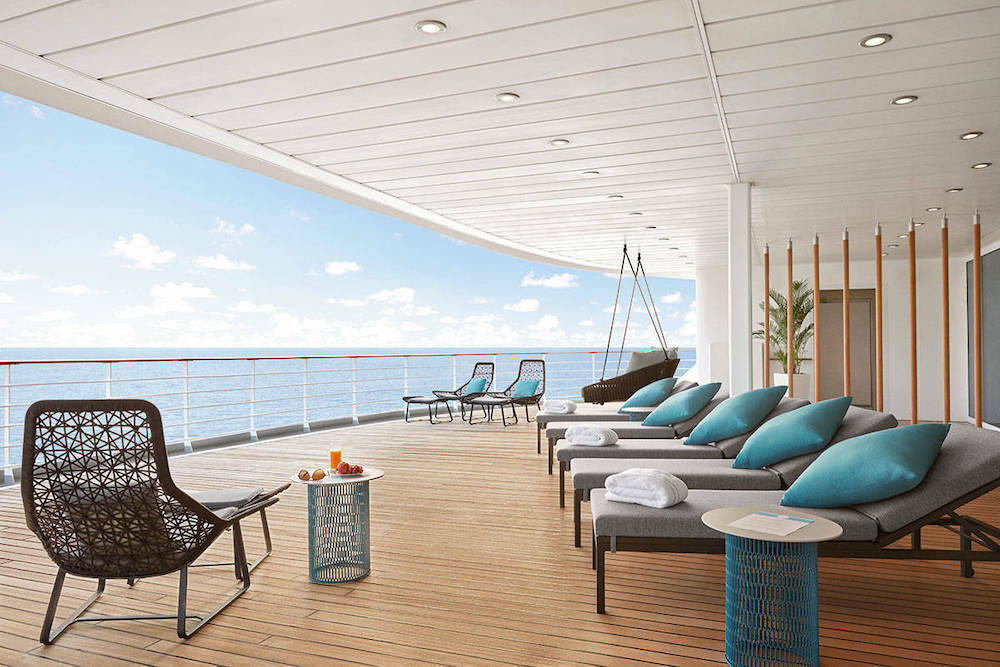 Außen-Spa-Bereich des Ocean Spa der MS Europa 2 mit Liegestühlen und Blick aufs Meer.