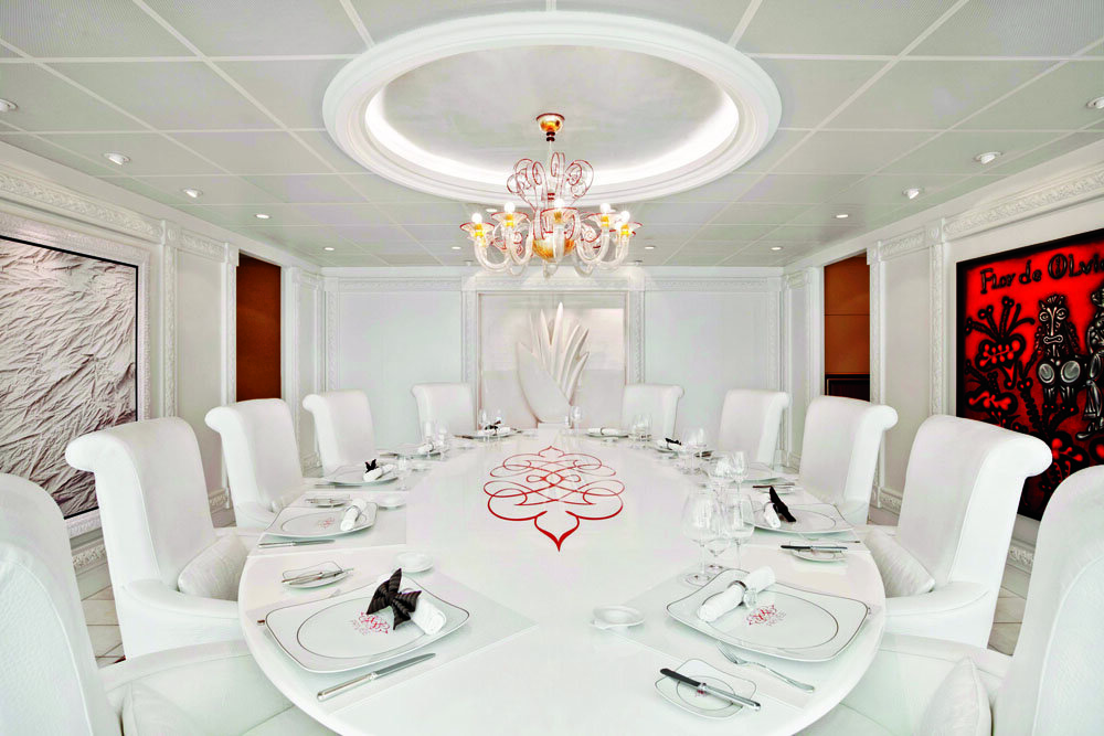 Exklusiver Privatdining-Raum in Weiß mit ovalem Tisch, Muranoglas-Kronleuchter und modernen Kunstwerken