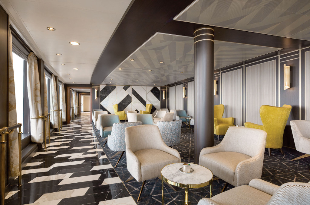 Elegante Café-Lounge mit gepolsterten Sesseln auf schwarz-weißem Marmorboden an Bord eines Hochseekreuzfahrtschiffes.