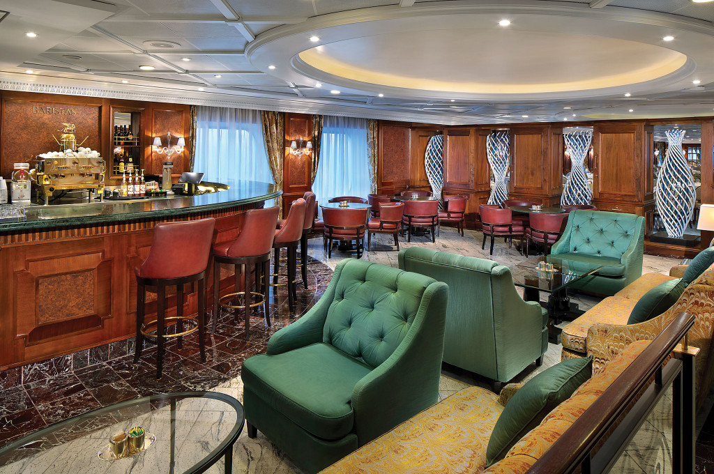 Barista-Café mit Espressomaschine und klassischen Sesseln auf der Ms Nautica.