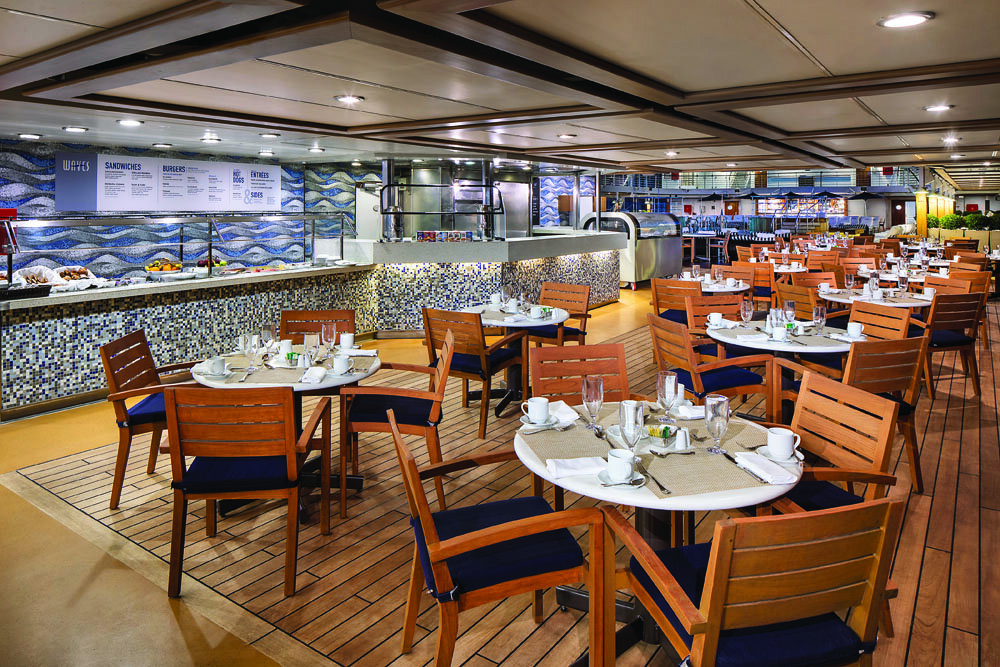 Lässiges Buffetrestaurant mit Mosaik-Tresen, Teakholzstühlen und gedeckten Tischen an Deck