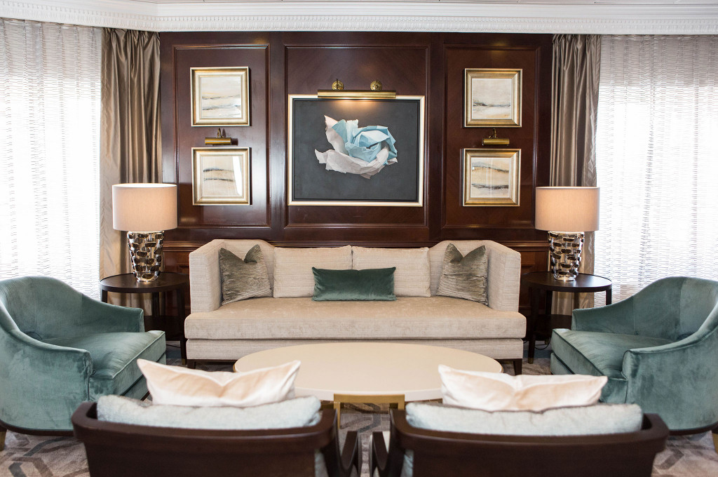 Upper Hall mit samtigen Sesseln, Sofa und gerahmten Kunstwerken auf der Ms Nautica.