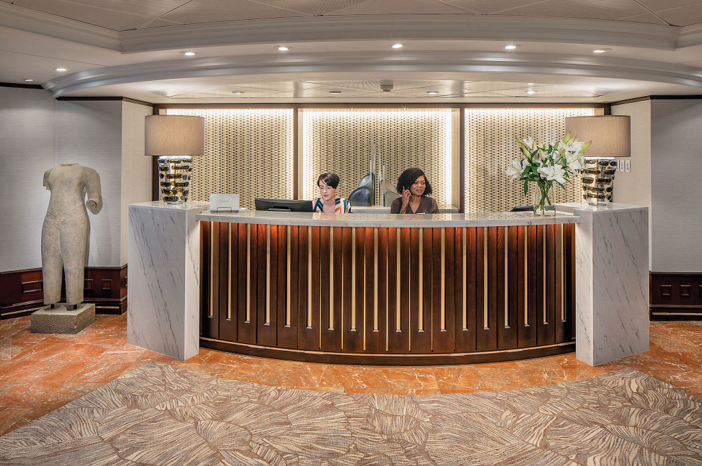 Spa-Rezeption mit Marmortresen und Mitarbeiterinnen auf der Ms Nautica.