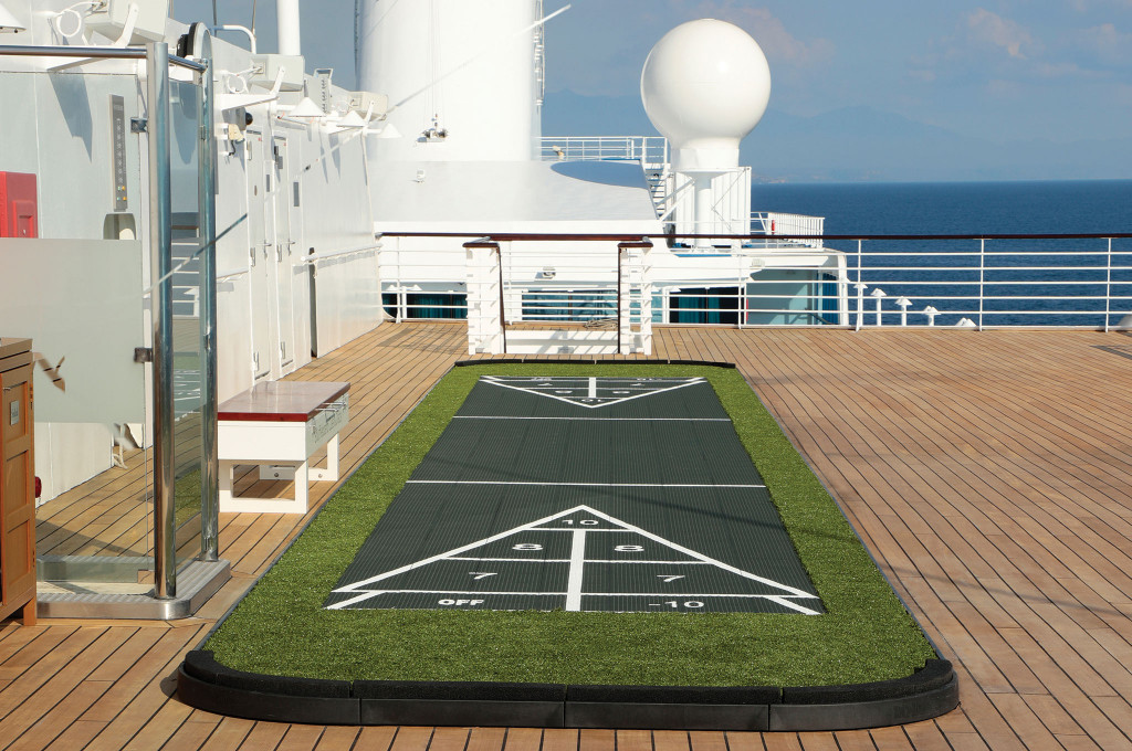 Shuffleboard-Spielfeld auf dem Sonnendeck mit Meerblick auf der Ms Nautica.