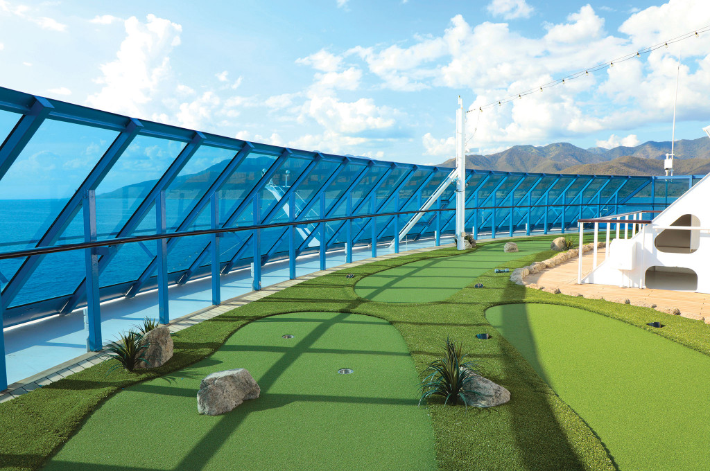 Putting Green mit Kunstrasen und Meerblick auf dem Sonnendeck der Ms Nautica.