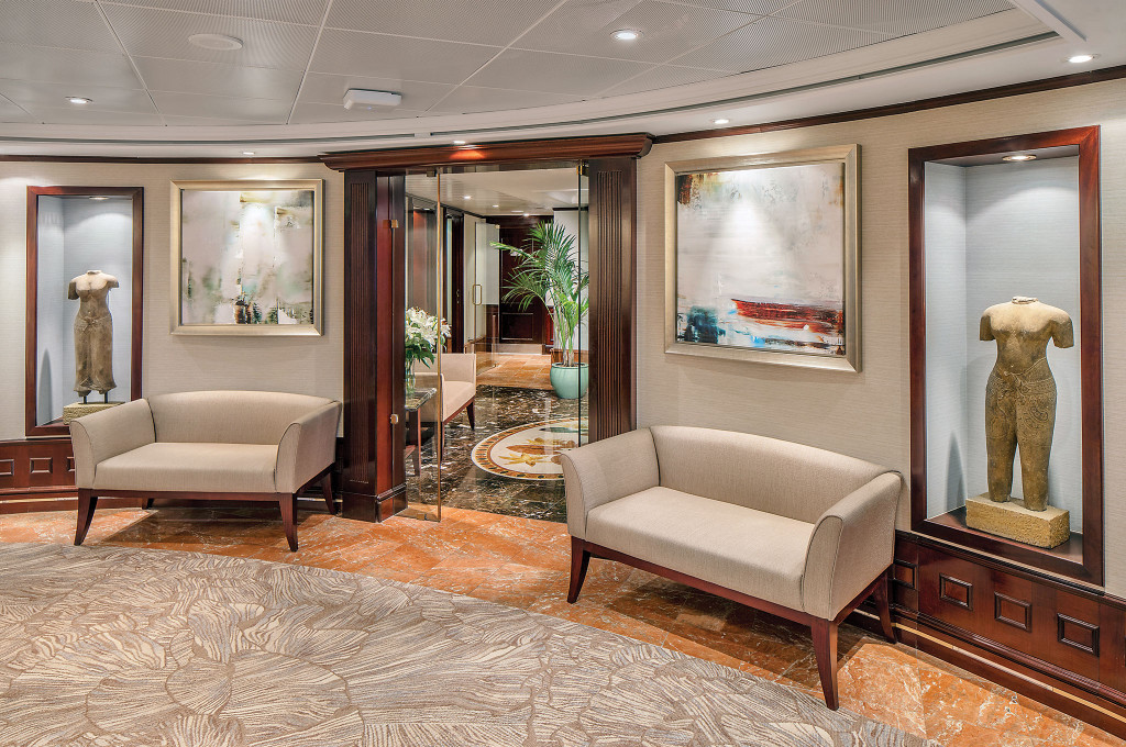 Spa-Vorraum mit Sofas und Skulpturen in Vitrinen auf der Ms Nautica.