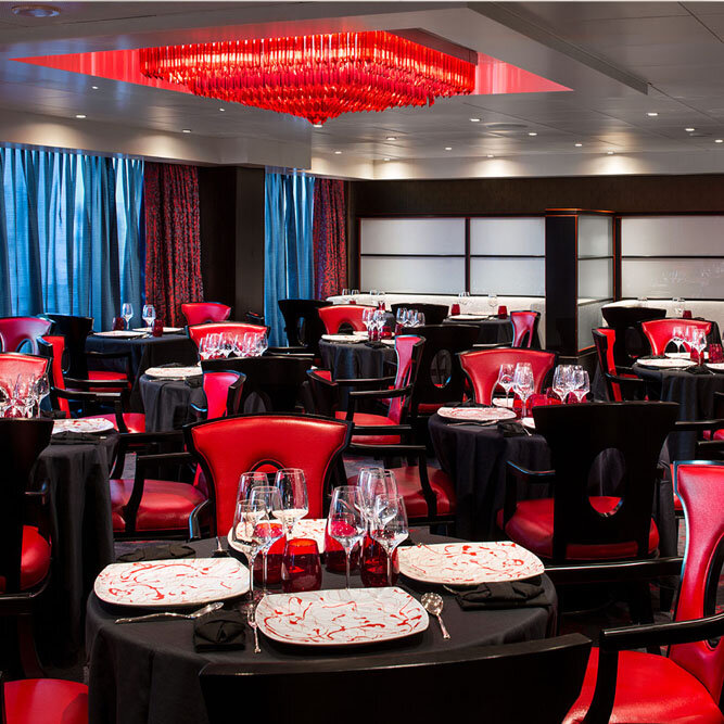 Elegantes asiatisches Spezialitätenrestaurant mit roten Lederstühlen, schwarzen Tischdecken und rotem Kronleuchter