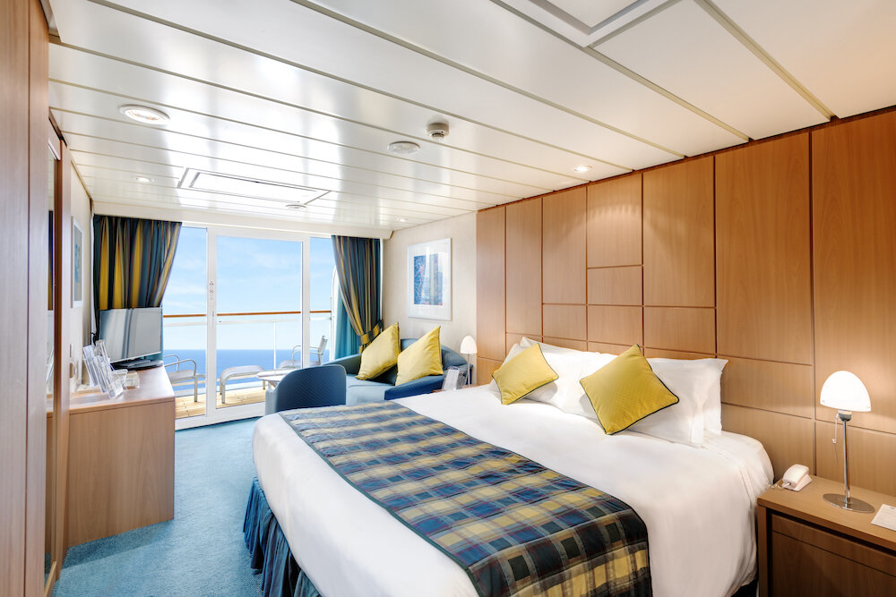 Deluxe Suite mit Meerblick und modernem Design auf einem Hochseeschiff.