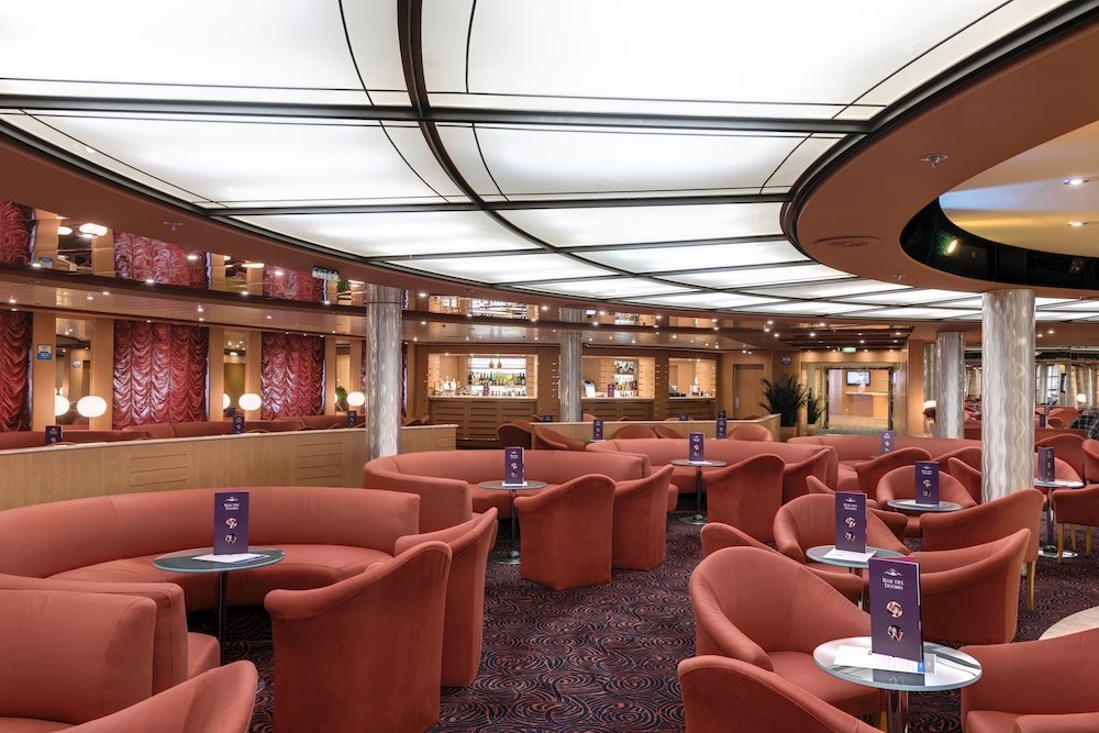 Bar del Duomo mit eleganter Innenausstattung und Bartresen auf der Hochseekreuzfahrt