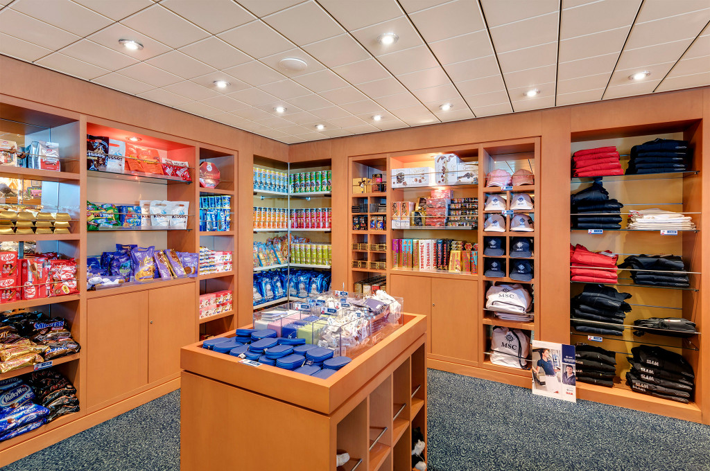 Bordshop mit Süßwaren, MSC-Merchandise, Kappen und Shirts auf einem Kreuzfahrtschiff