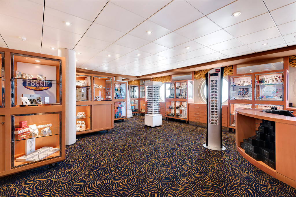 Boutique mit Schmuck-, Uhren- und Sonnenbrillenabteilung namhafter Marken auf einem Kreuzfahrtschiff